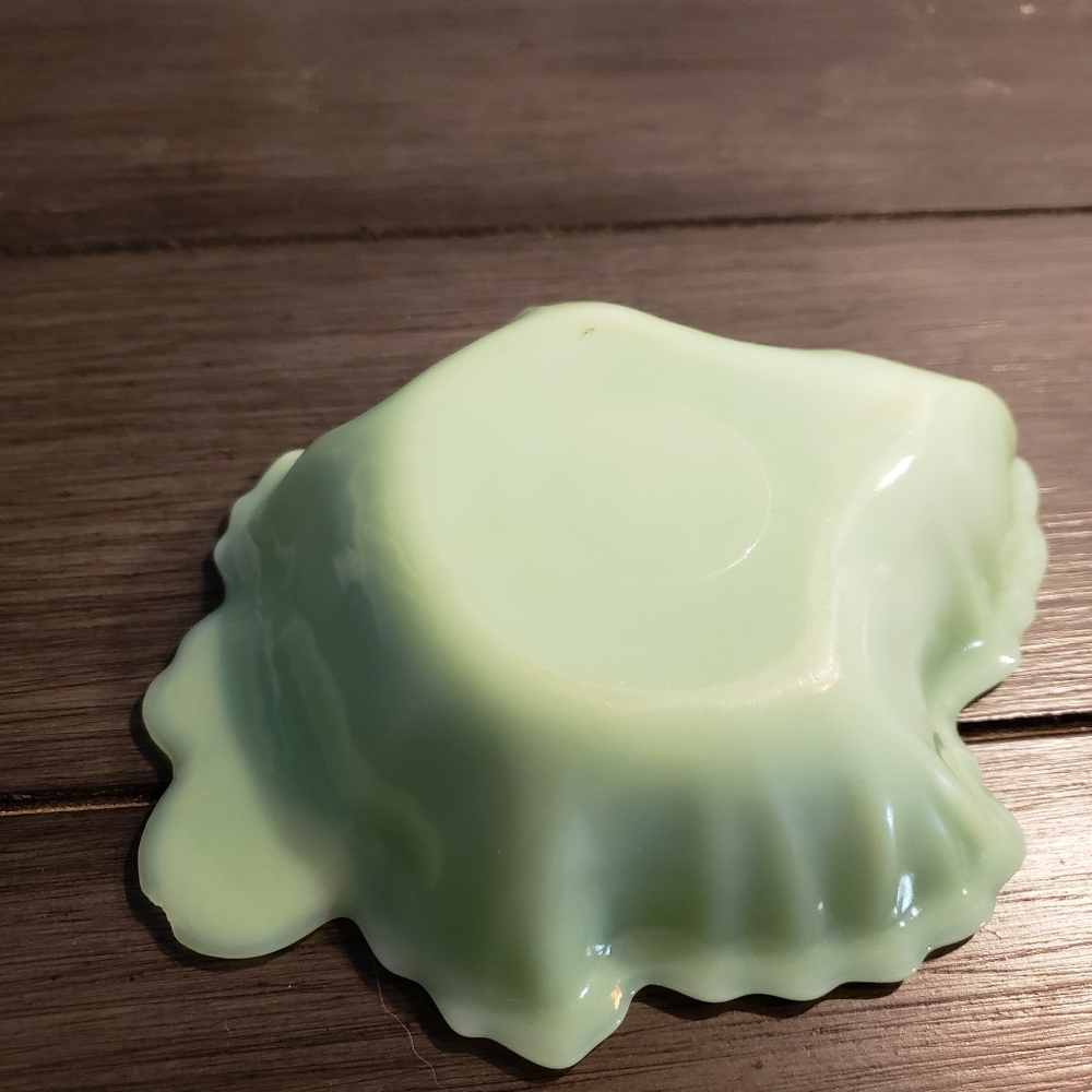 Vintage Jadeite Maple Leaf Dish. - Picture 3 of 5